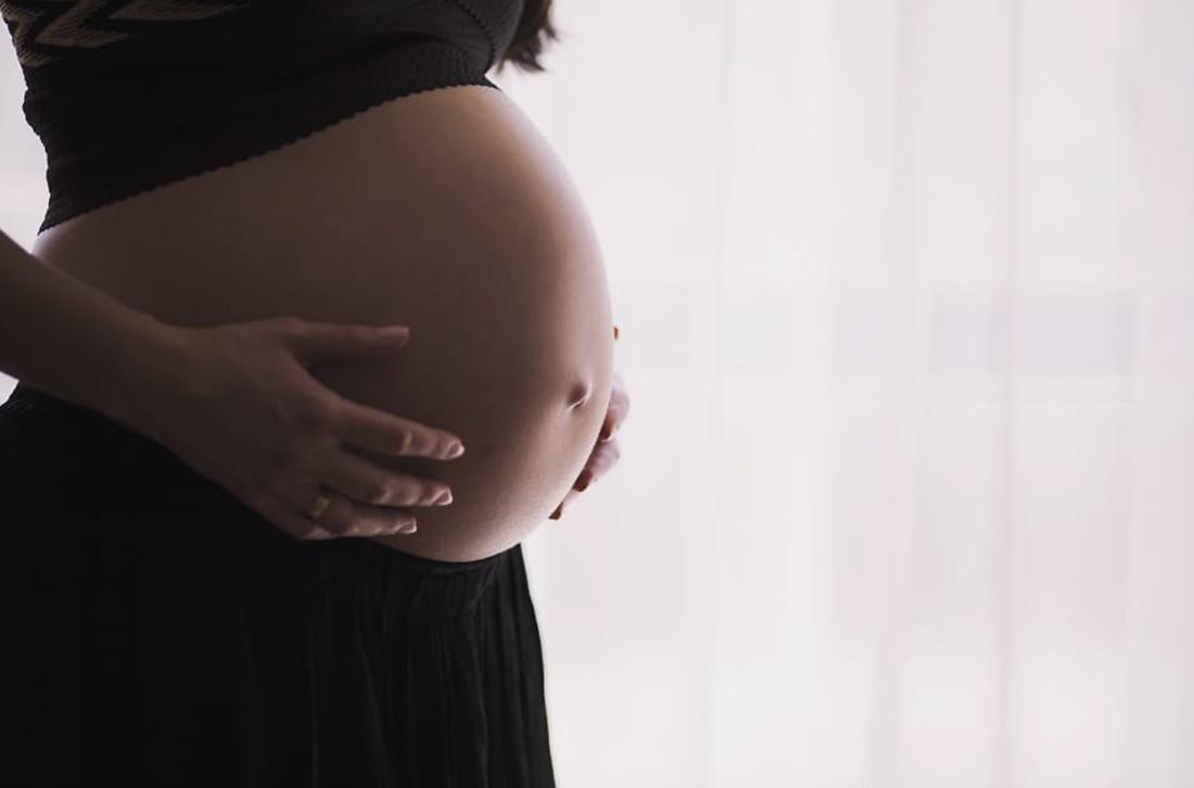 femme enceinte qui tiens son ventre fertilité et cycle menstruel